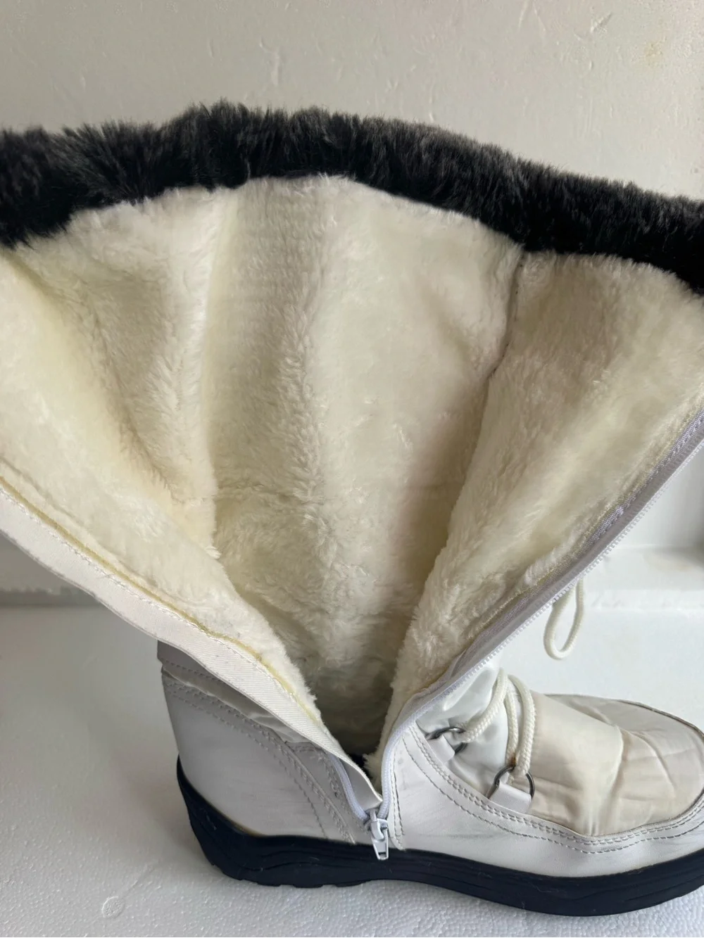 Nature Breeze White Winter Lace-Up Boots with Black Faux Fur Trim